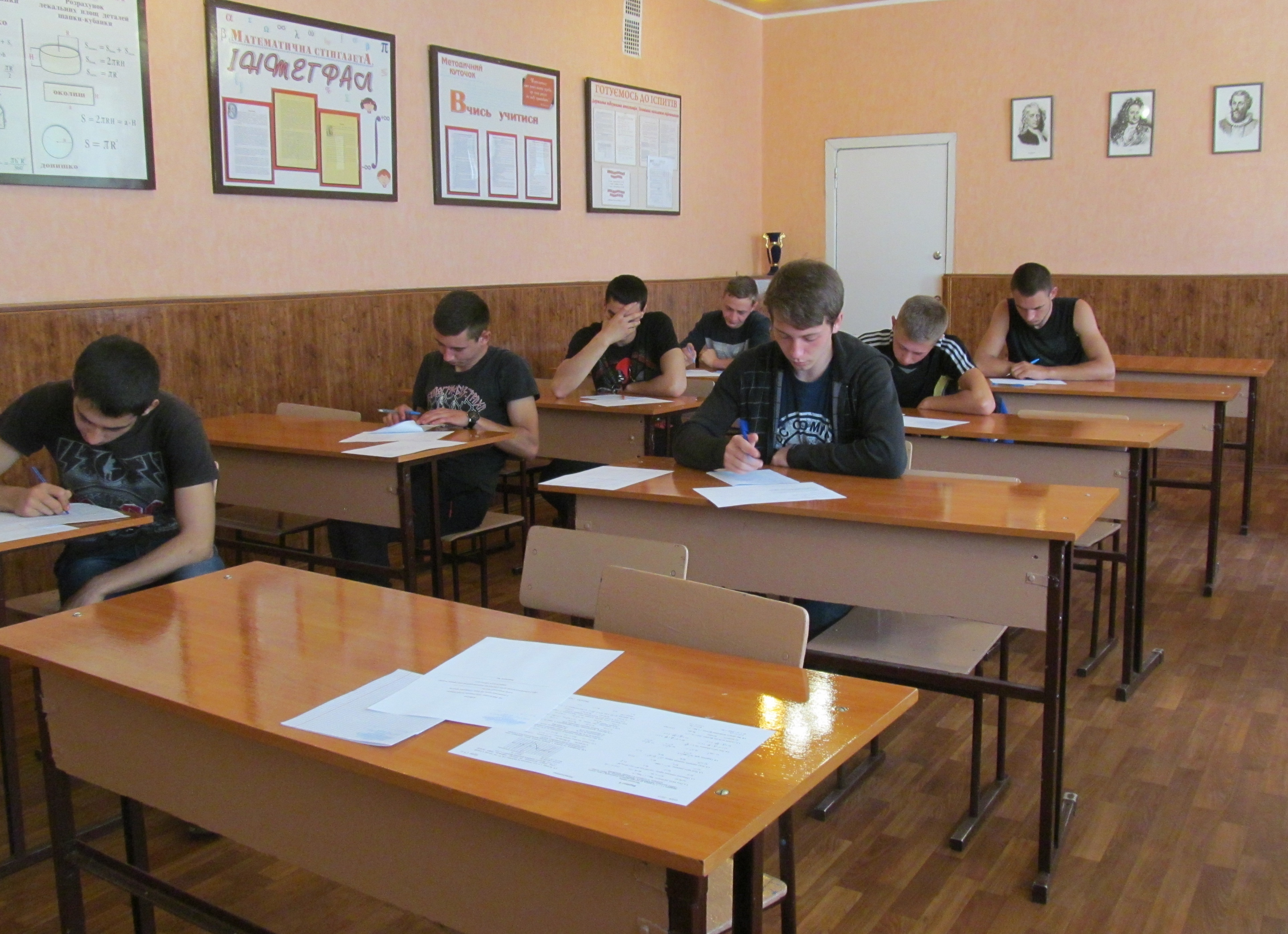 Учні групи СЗ-31 складають державну підсумкову атестацію з математики